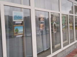 Выставка студии «Разноцветная палитра» в окнах Дома ученых НЦЧ РАН октябрь 2023